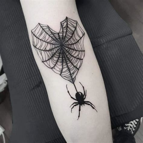 tatuaje de araña en el brazo|92 Tatuajes de arañas y telarañas (Con su。